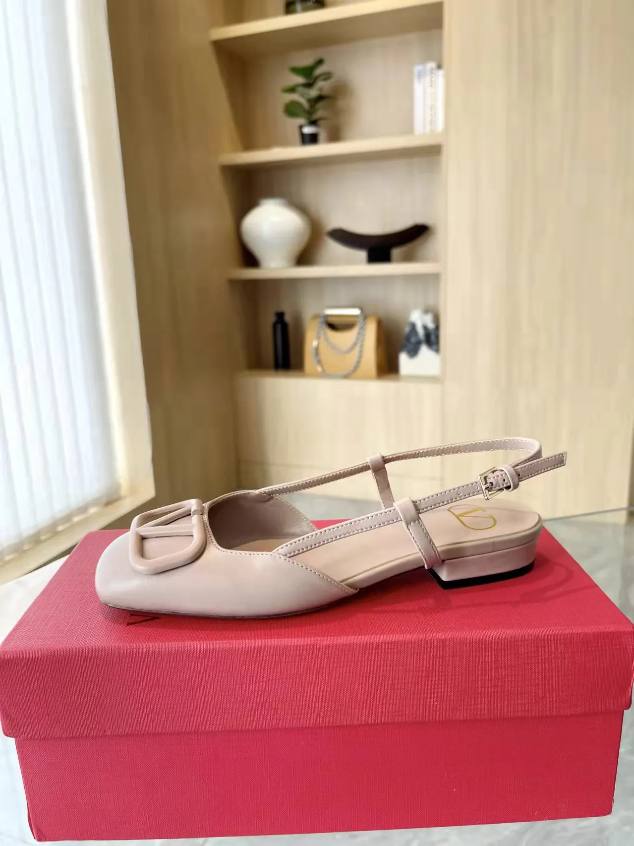 👟👟Ex-factory price 400👟👟 Genuine leather sole +40 Top version 𝑉𝐴𝐿𝐸𝑁𝑇𝐼𝑁𝑂 Valentino new spring and summer women's back hollow new sandals. Unique V-buckle hardware accessories bring out a full sense of luxury. The new season will live up to expectations! Worth buying★Absolutely high-grade❥Original method, Absolutely sensual❥Elegant style, creating a different feeling, simple and elegant style!  Code number: 35-41 (34-42 customized, non-returnable) Fabric: Imported sheepskin Inner foot pads: Inner sheepskin Heel height: 2 cm Leather outsole Rubber outsole